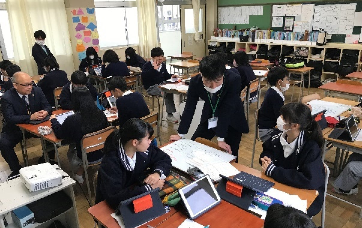 当社社員と企画を考える様子